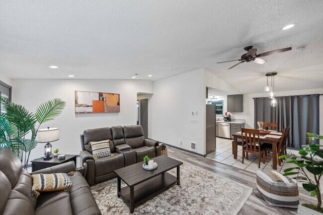 Building Photo - GORGEOUS 3 Bedroom (+BONUS ROOM!) 2 Bath Home with RV/Boat storage near beaches and shopping!