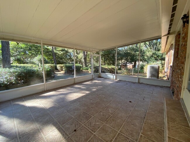 Building Photo - 1509 Raa Ave