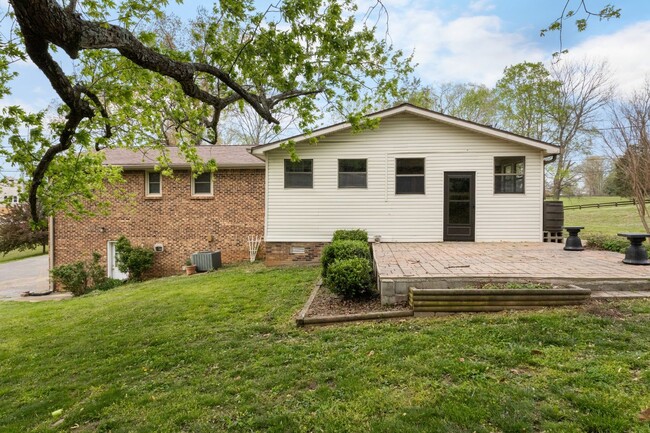 Building Photo - 2560 Memorial Dr