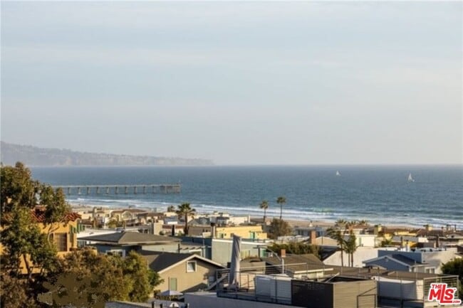 Building Photo - 318 26th St