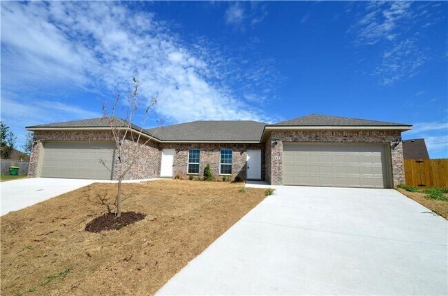 Building Photo - 3 Bedroom 2 Bath Duplex Centerton