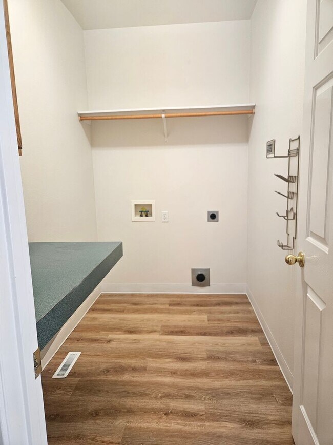 Building Photo - 4 Bedroom 2.5 Bathroom Desireable Merdian Neighborhood