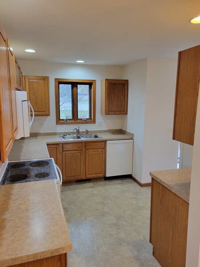 Kitchen - 153 Jennifer Ln