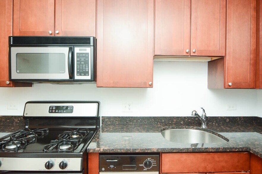 Building Photo - 675 W Wrightwood Ave