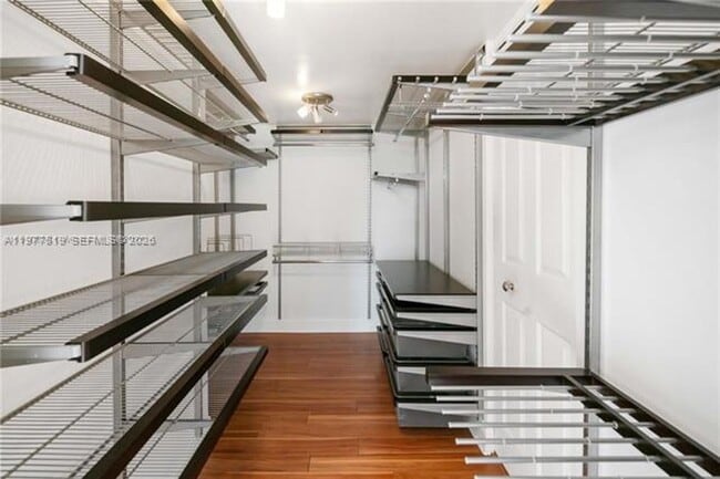 Building Photo - 1420 Brickell Bay Dr