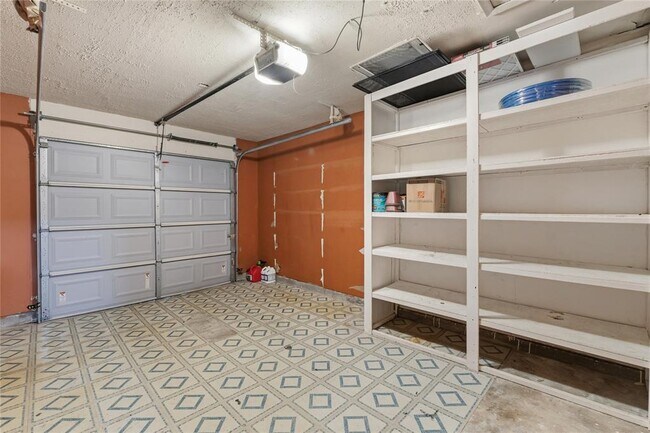 Building Photo - 7000 Shannon Dr