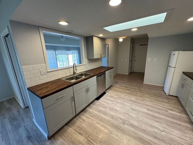 Building Photo - 55+ Sun City Home