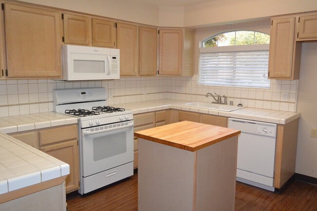 Building Photo - 1035 S Tracy St