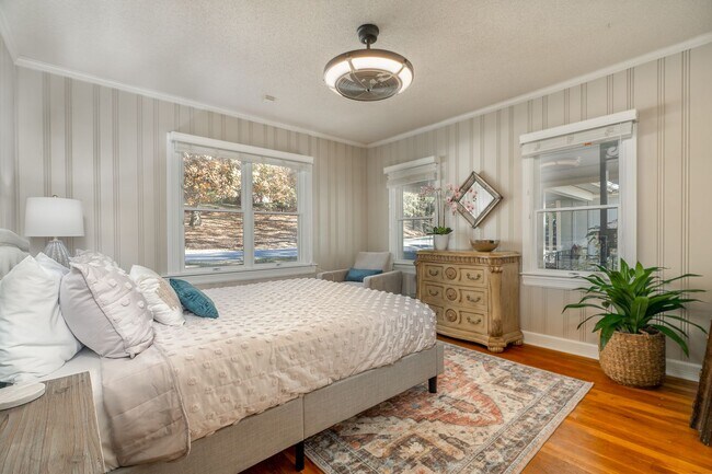 Building Photo - WHAT A VIEW!!! FULLY FURNISHED 5 BEDROOM & 4 BATH ON TOP OF MOUNT SEQUOYAH!!!