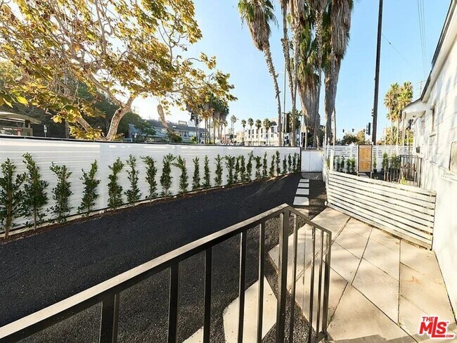 Building Photo - 582 Venice Blvd.