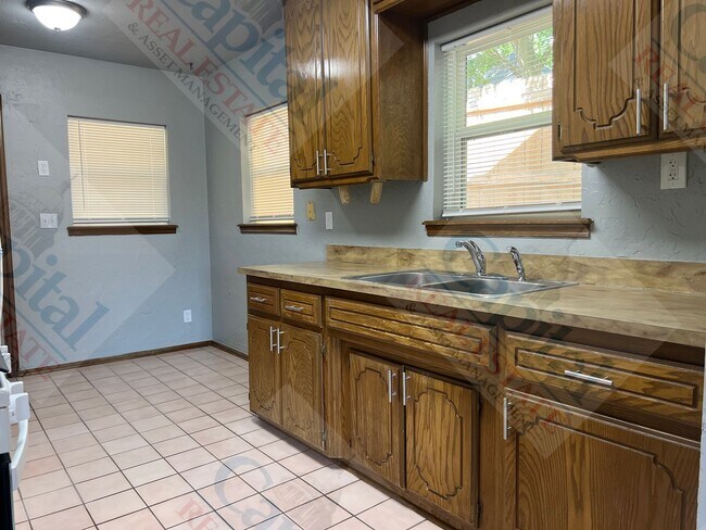 Building Photo - Charming 2 Bedroom