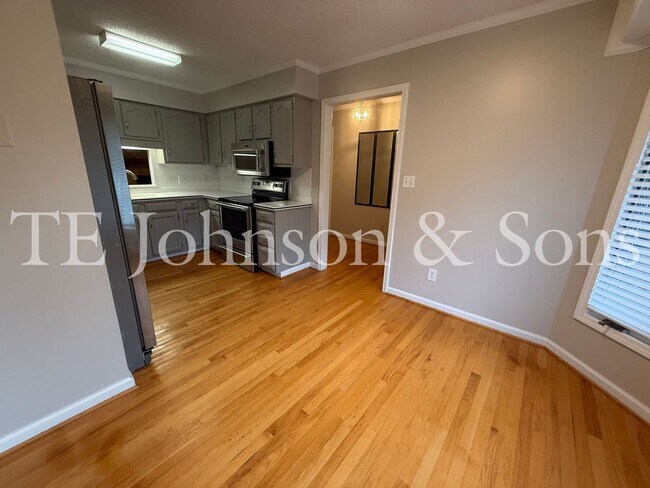 Building Photo - Charming 3 Bedroom Home Near Country Club ...
