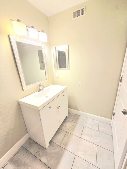 Building Photo - Location, Location!! 3 bedroom condo available now in Altamonte Springs