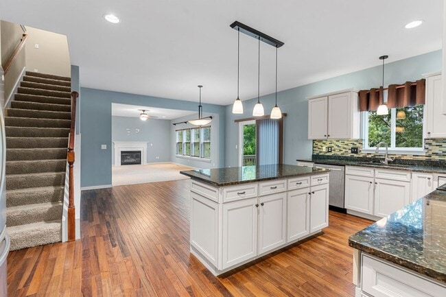 Building Photo - Stunning Former Display Home on a Quiet Cu...