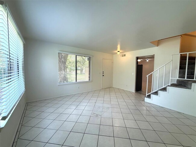 Building Photo - 900 W Village Ln