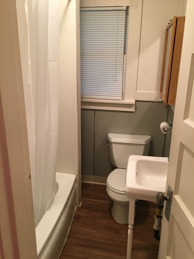 Building Photo - 2 bed, 1 bath Located in Sumner Neighborhood!!!