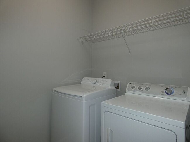 Building Photo - 4985 Creekside Ln