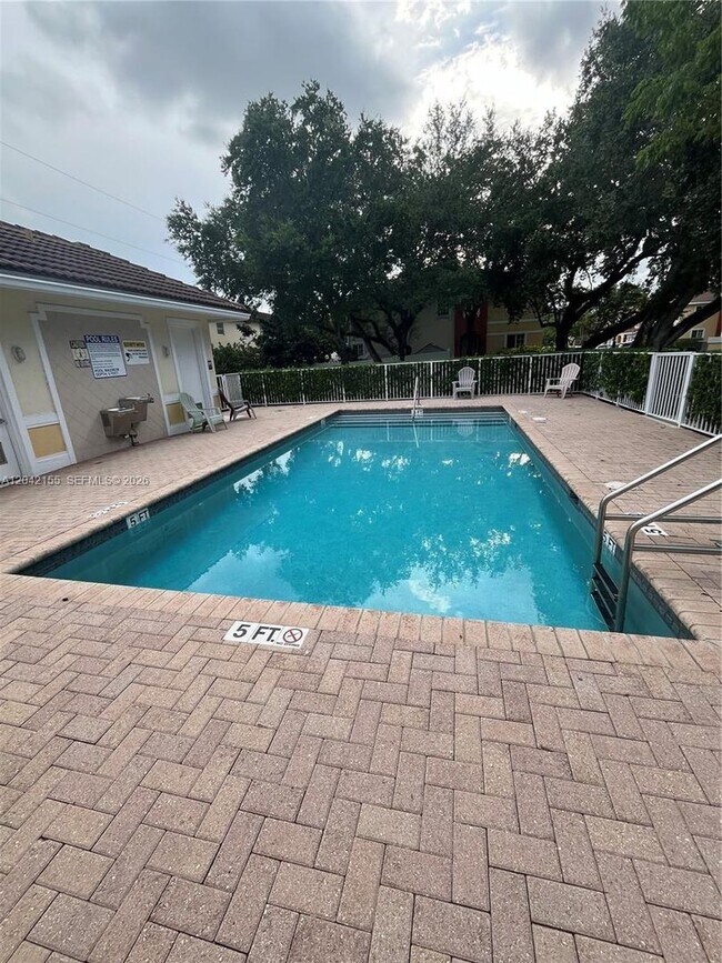 Building Photo - 5347 SW 40th Ave