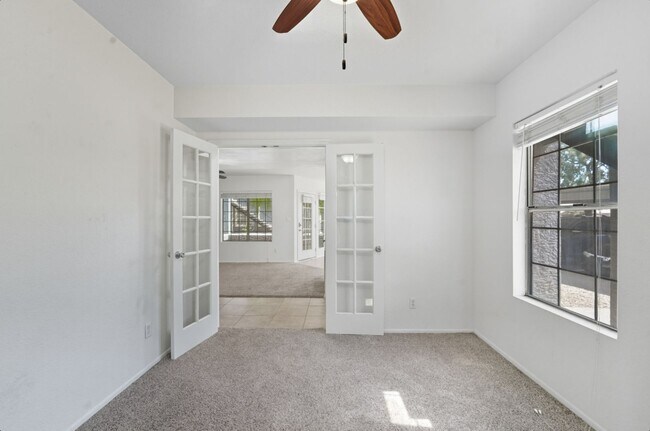Building Photo - Spacious 3 Bed/2 Bath Home in Lush Crestvi...