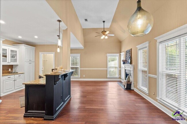 Building Photo - 300 Cheshire Dr