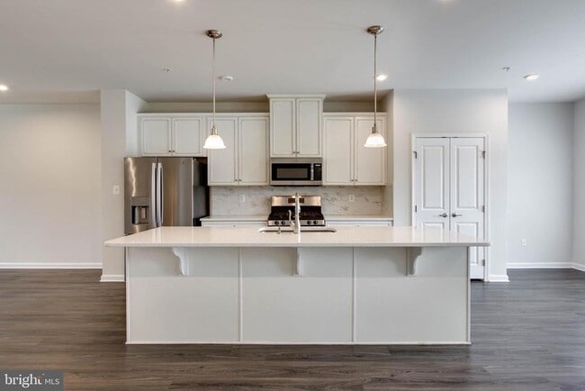 Building Photo - 7912 N Gladden Farm Way