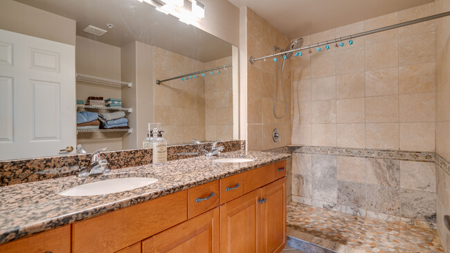 Master bathroom - 13110 Bella Casa Cir