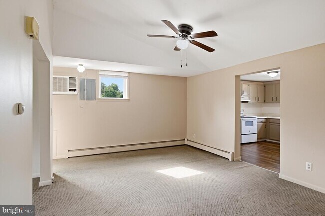 Building Photo - 1130 E Park Ave