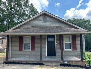 Building Photo - McGinnis St Country Cottage