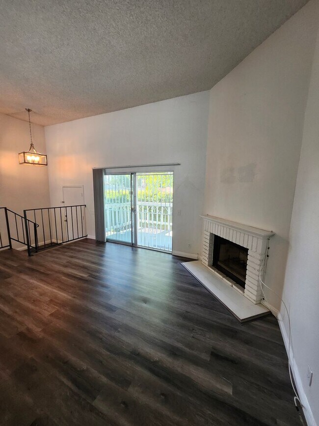 Building Photo - 1441 W Village Ln