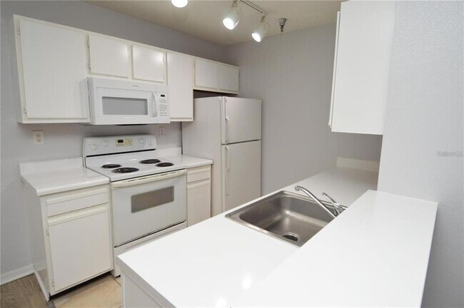 Building Photo - 10263 Gandy Blvd N