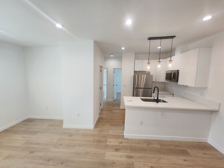 Building Photo - 10940 Oxnard St