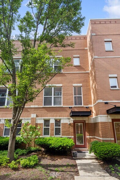 Building Photo - 521 Chicago Ave