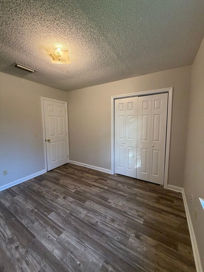 Building Photo - 302 Admiral's Walk Dr