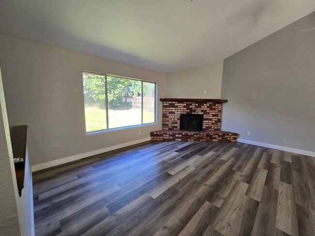 Building Photo - Freshly updated 3-bedroom, 2-bath home