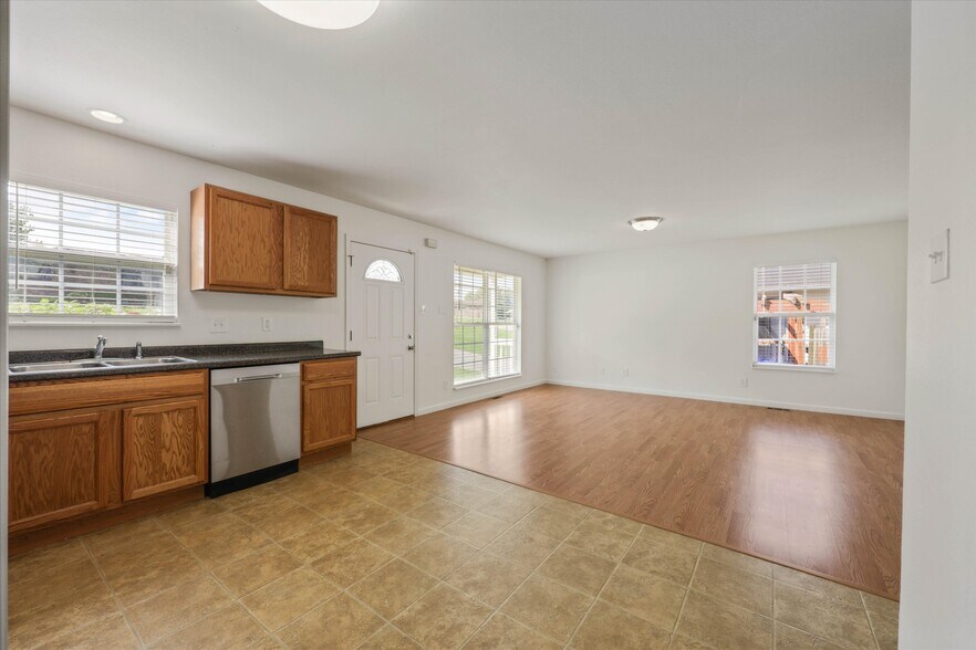 Building Photo - 206 W Edison St