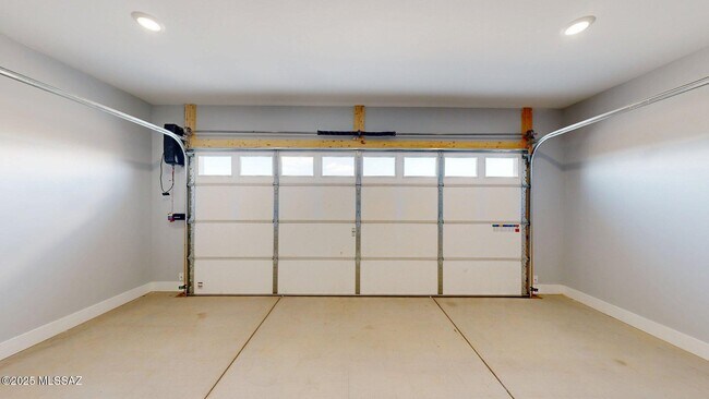 Building Photo - 7095 W Los Reales Rd