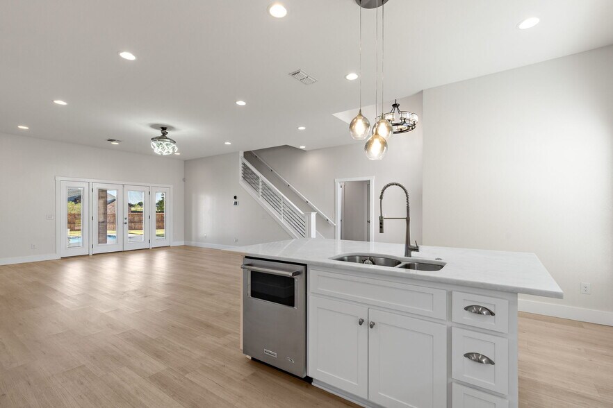 Building Photo - 1735 Woodridge Dr