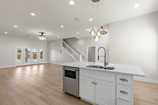 Building Photo - 1735 Woodridge Dr