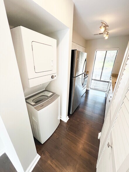 Building Photo - 3069 Hawthorne Dr NE