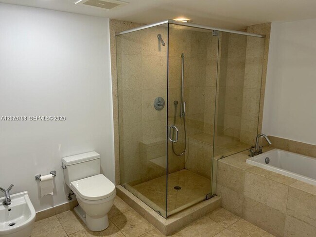 Building Photo - 495 Brickell Ave