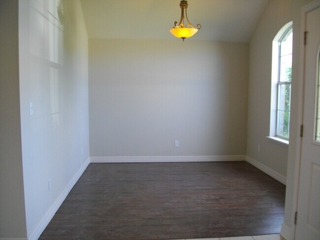 Building Photo - Kings Pointe Subdivision Just off E..Kings...