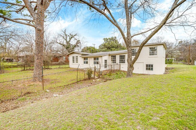Building Photo - Fully Remodeled 3 Bed, 2 Bath Home in River Oaks w/ Basement- 76114