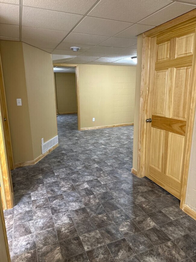 Building Photo - EZ - 202 Triplex