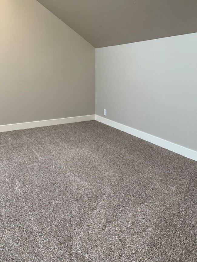 Building Photo - Spacious 2 Bed 1.5 Bath Townhome in Murray...