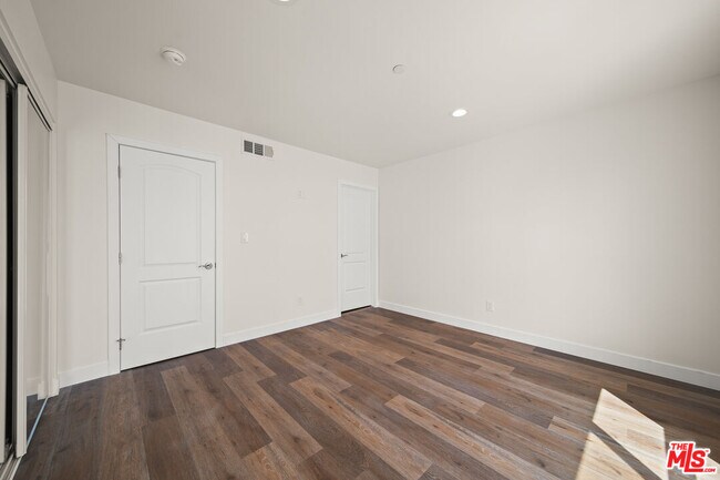 Building Photo - 1055 N Wilton Pl