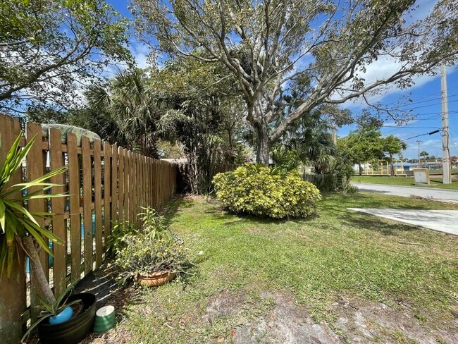 Building Photo - 701 SE 4th St