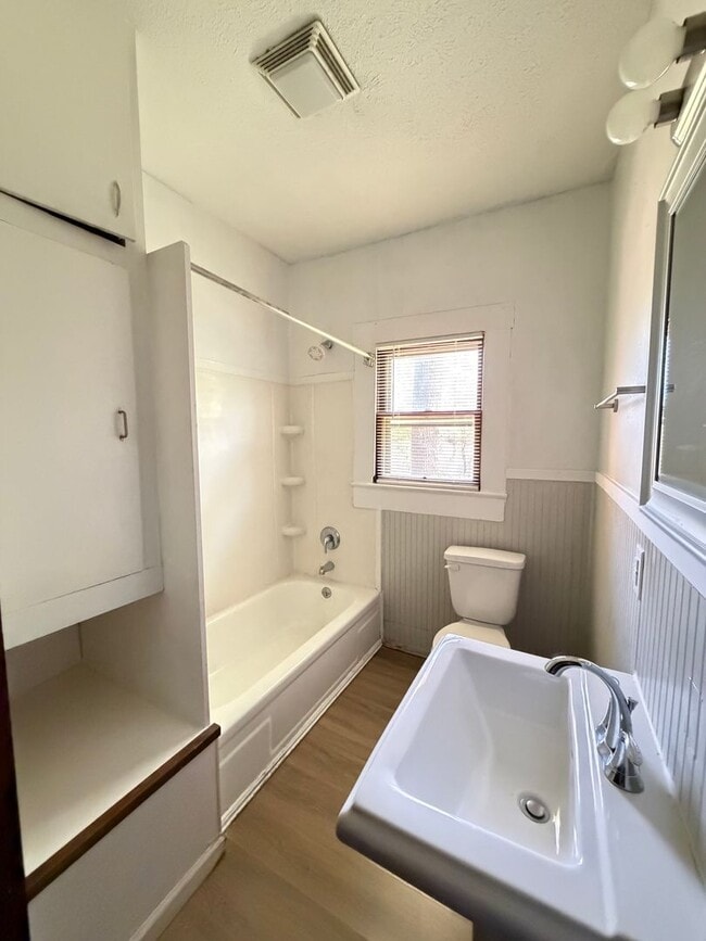 Building Photo - 4 bedroom 2 bath house!