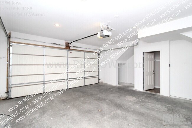 Building Photo - 216 NE Chalet Ln