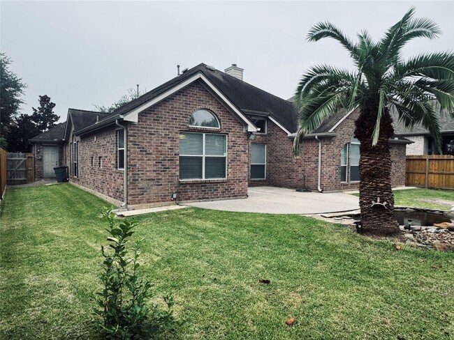 Building Photo - 2910 Sandleigh Dr