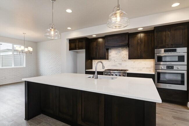 Building Photo - 3 Bedroom 2.5 Bathroom Townhouse in Harris Ranch.
